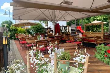 The restaurant in the Schusterhaeusl steak house is the meeting place for young and old in summer. 
